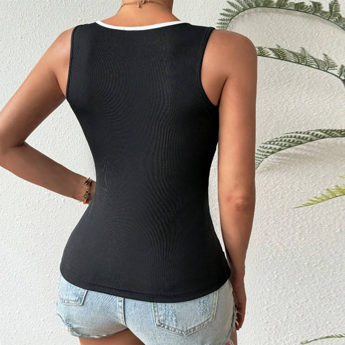 V-neck fitted tank | PIPA-AV TOP